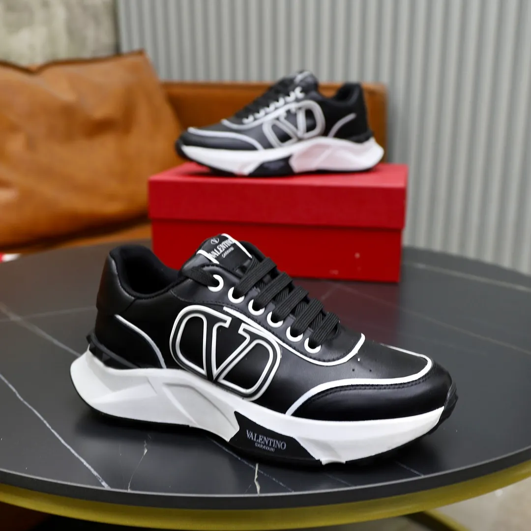 Ex-factory price: 460💰VALENTINO/Valentino 2025s men's latest low-top thick-soled sports shoes are shipped. Made with heavy industry, men's fine casual sports shoes, versatile style. Original leather, rubber lines embellished with geometric segmentation uppers, hand-sewn, novel and fashionable, rubber soles with rivet details on the front and back, VALENTINO GARAVANI LOGO printed on the side, and Valentino Garavani decorative inlay on the tongue. Logo, comfortable, breathable and durable on the feet! Comes with full original packaging! Code number: 38-39-40-41-42-43-44 (45 can be customized)